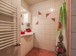 Wohnung Erdgeschoss - Badezimmer im Doppelzimmer mit separatem Eingang - © www.scheiflinger.co.at